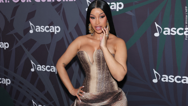 Cardi B sorprende al convertir el cordón umbilical de su bebé en una joya