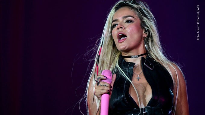 Karol G emociona al cantar en el Pueblito Paisa en medio de grabación