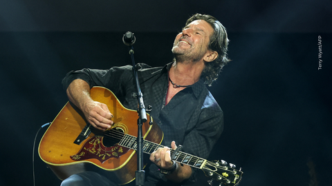 Brett James, compositor ganador del Grammy, fallece en un accidente aéreo