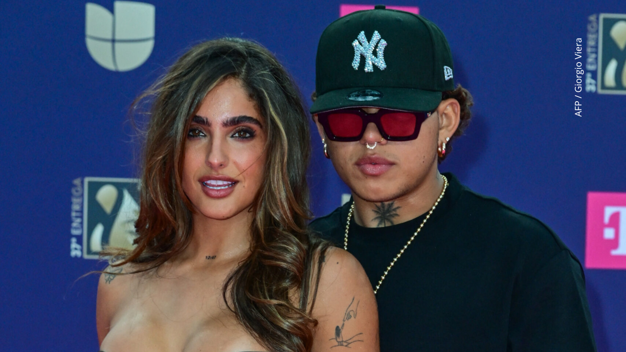 Isabella Ladera (i) y la cantante colombiana Beele llegan al 37º Premio Lo Nuestro de Univision en el Kaseya Center en Miami, Florida.