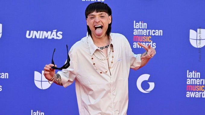 Peso Pluma sorprendió con radical cambio de look Peso Pluma sorprende con nuevo corte de cabello