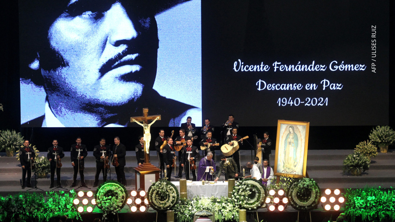 El ataúd del cantante mexicano Vicente Fernández se exhibe durante su funeral en el rancho "Los Tres Potrillos" en Tlajomulco de Zúñiga, estado de Jalisco, México.
