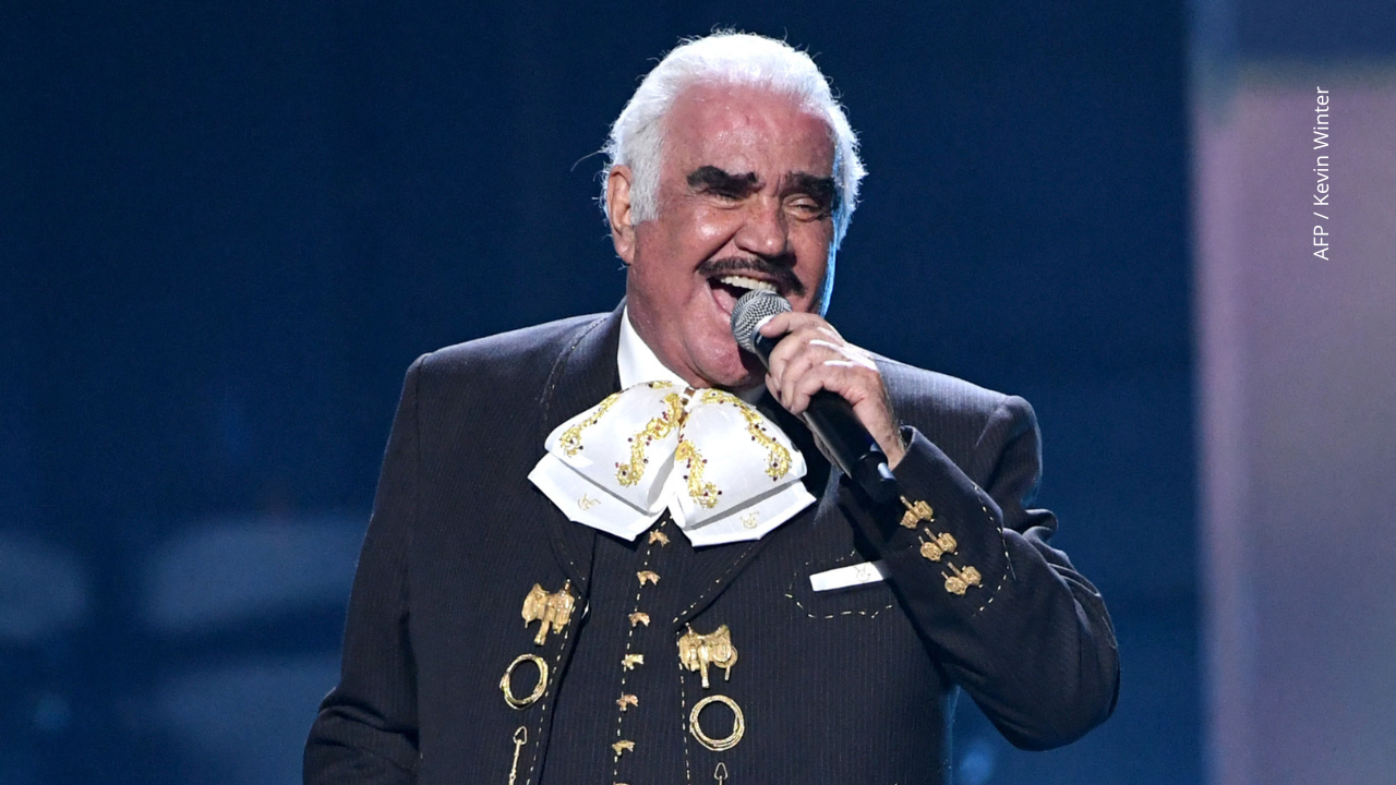 Vicente Fernández se presenta en el escenario durante la 20.ª Entrega Anual de los Latin GRAMMYs en el MGM Grand Garden Arena.