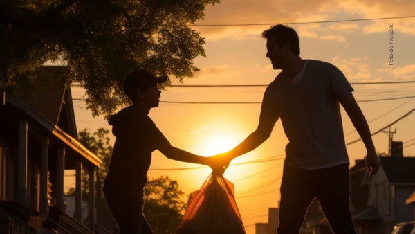 Julián Pinilla, el chico de la ruana, apoya a una vendedora ambulante y su historia se hace viral