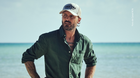 Tatán Mejía como presentador en Survivor, la Isla de los famosos.