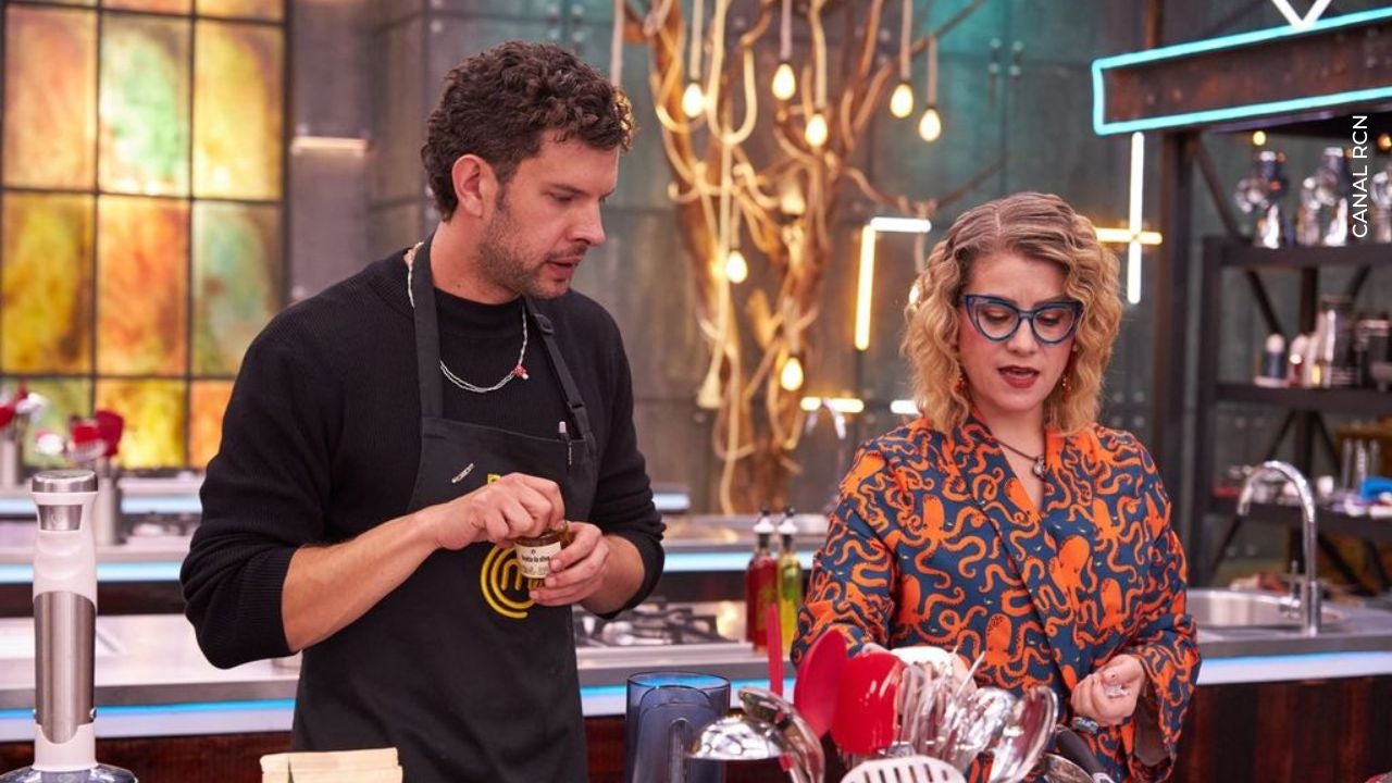 Raúl Ocampo con delantal negro en MasterChef Celebrity