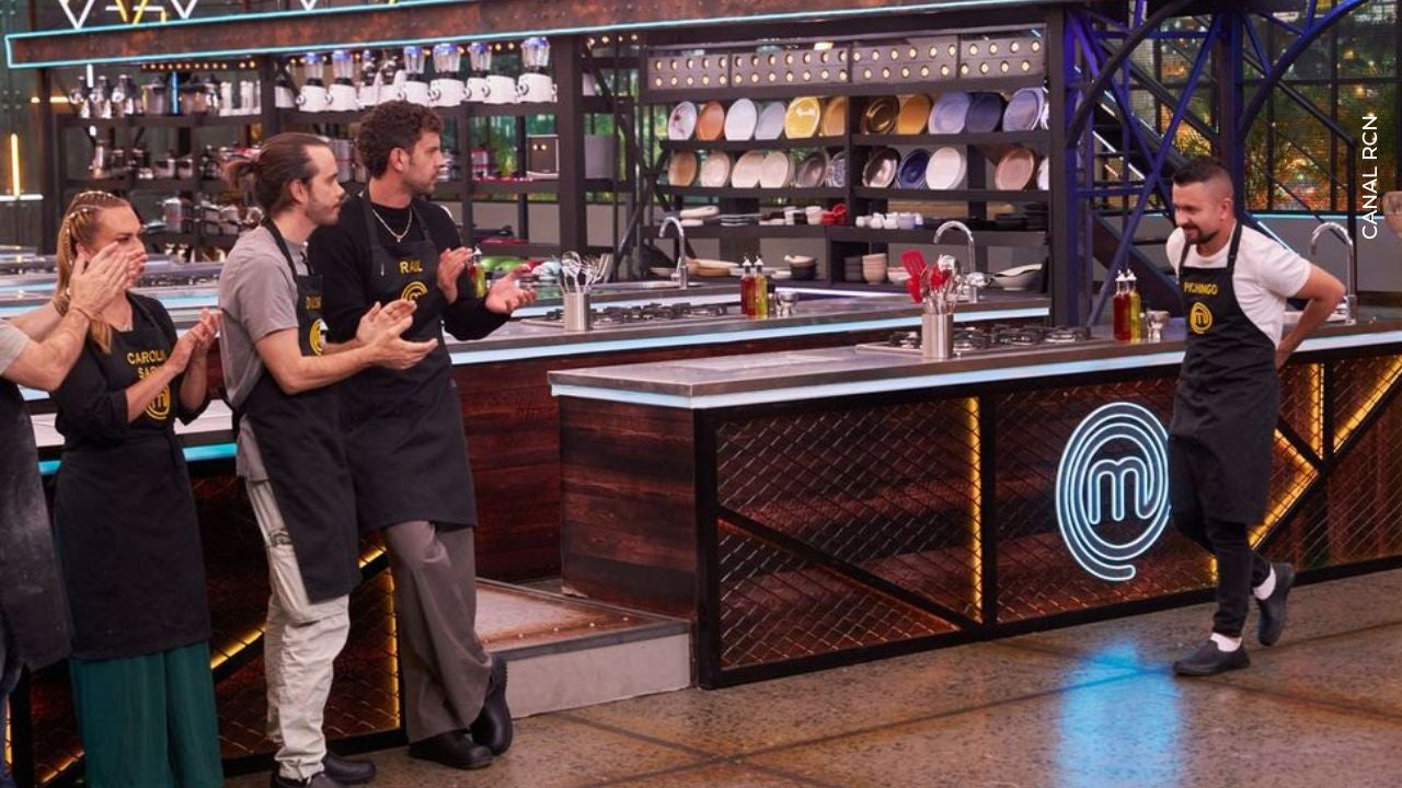 Pinchingo con delantal negro en MasterChef Celebrity
