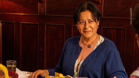 Alina Lozano sorprende a sus suegros con un regalo.
