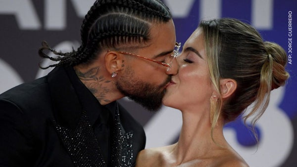 Maluma derrochó romanticismo con su novia en la alfombra de los Premios Juventud