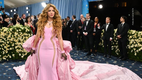 Camarógrafo de Shakira sufre caída en vivo.