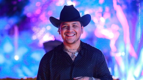Christian Nodal pone pausa al concierto tras escuchar ‘Cazzu, Cazzu’