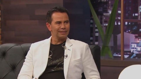 Jhonny Rivera mostró su felicidad por cantar en una de las cárceles de Medellín. Foto: Canal RCN