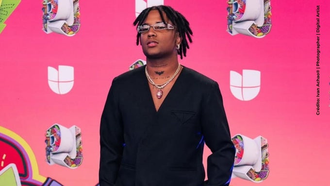 Hamilton logra un debut triunfal en los Premios Juventud