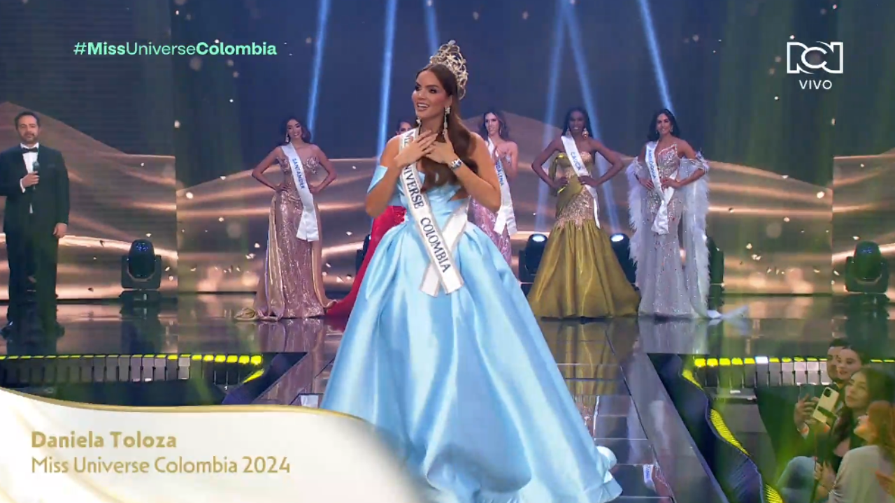 Daniela Toloza entrega la corona