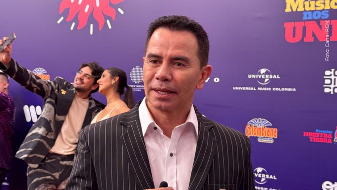 Jhonny Rivera y su prometida anunciaron la fecha de su boda