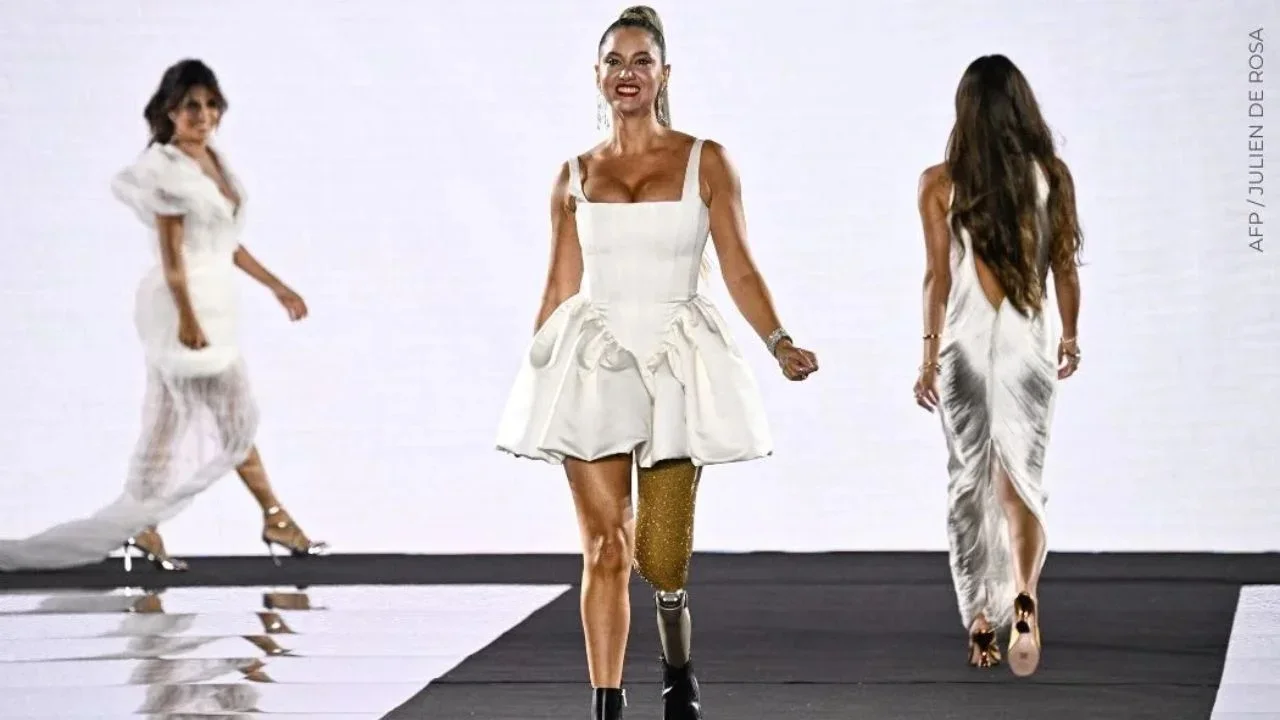 Daniela Álvarez deslumbró en el desfile en París