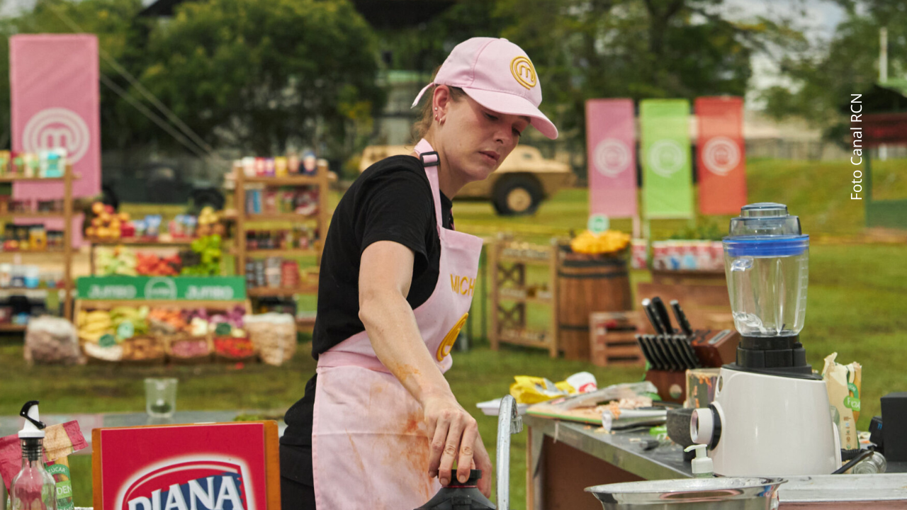 En Tolemaida, Michelle Rouillard enfrentó su mayor reto: cocinar para 30 militares bajo presión.