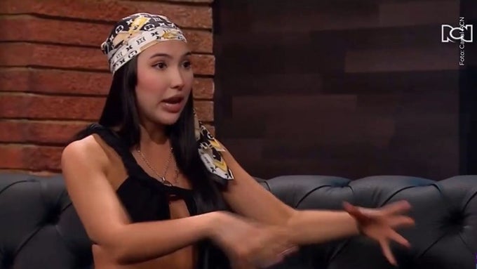 Aida Victoria se muestra jugando con su bebé Emiliano