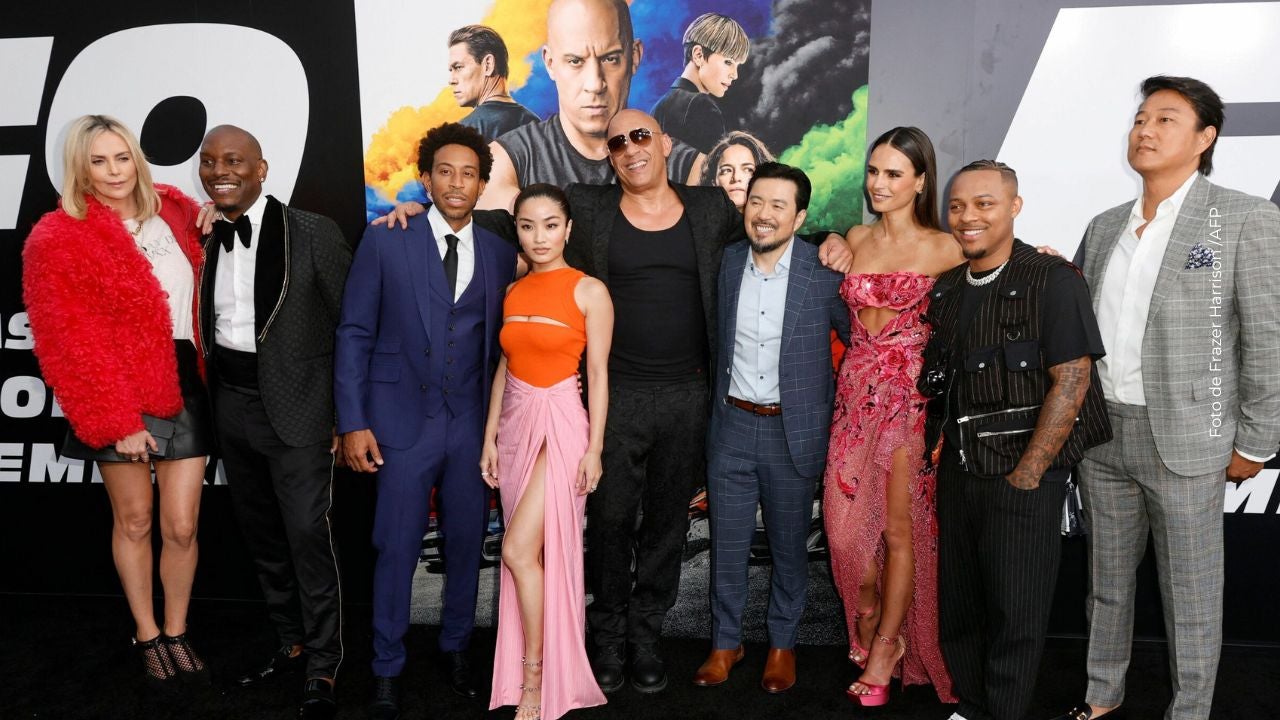 Tyrese Gibson con sus compañeros de elenco de Rápidos y Furiosos.