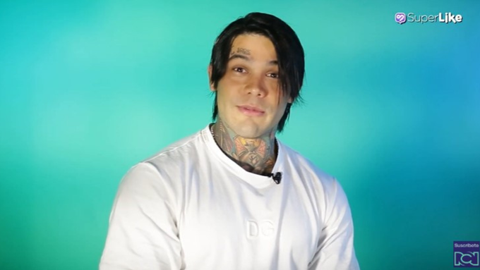Yeferson Cossio posa a la cámara sonriente.