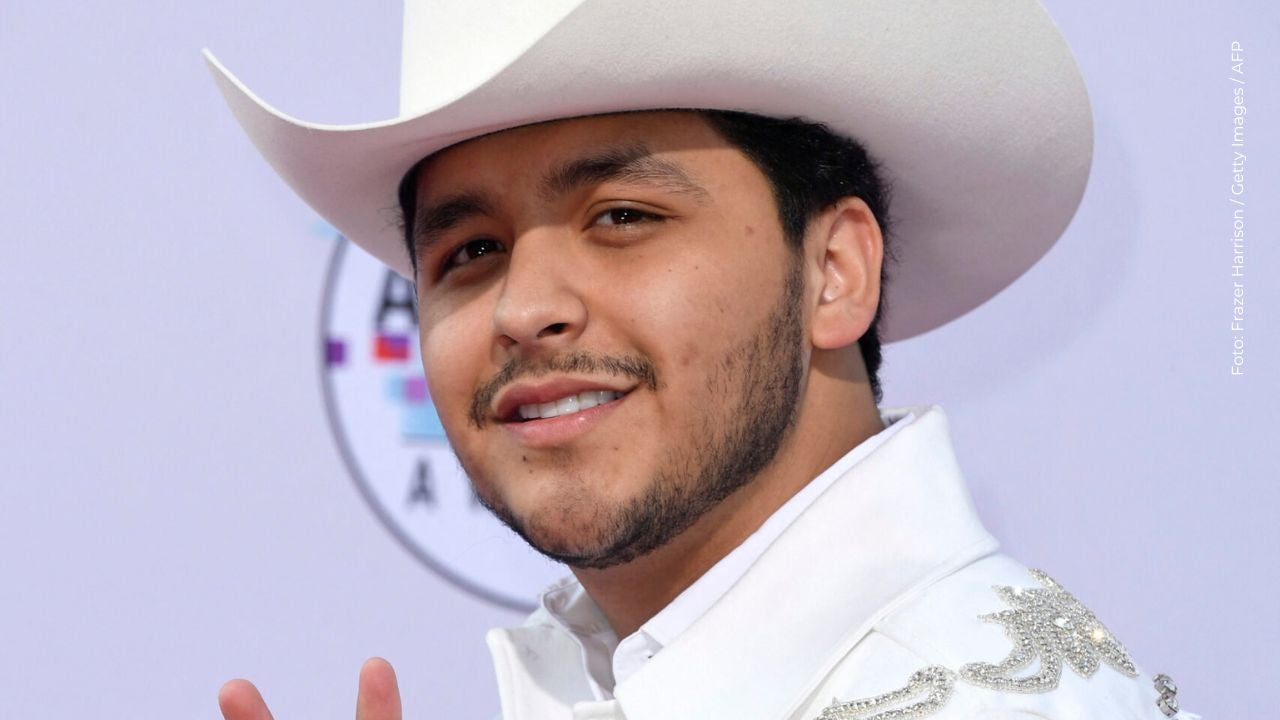Christian Nodal sorprende a sus fans con una foto sin camisa
