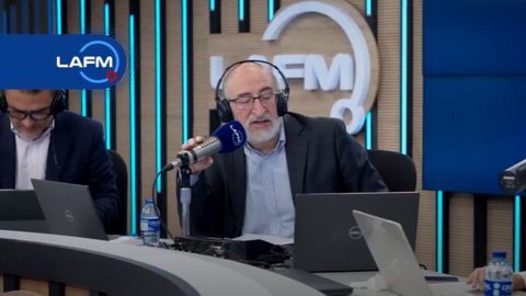 Juan Lozano en la cabina de la FM.