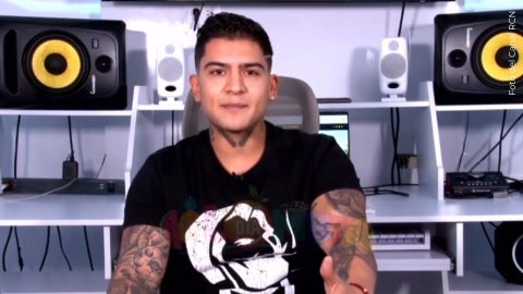 Se hace viral video de la mascota de B-King, viendo hacia el altar del cantante como si lo extrañara.