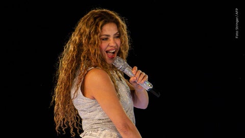 Shakira y su equipo: la verdad detrás del beso viral
