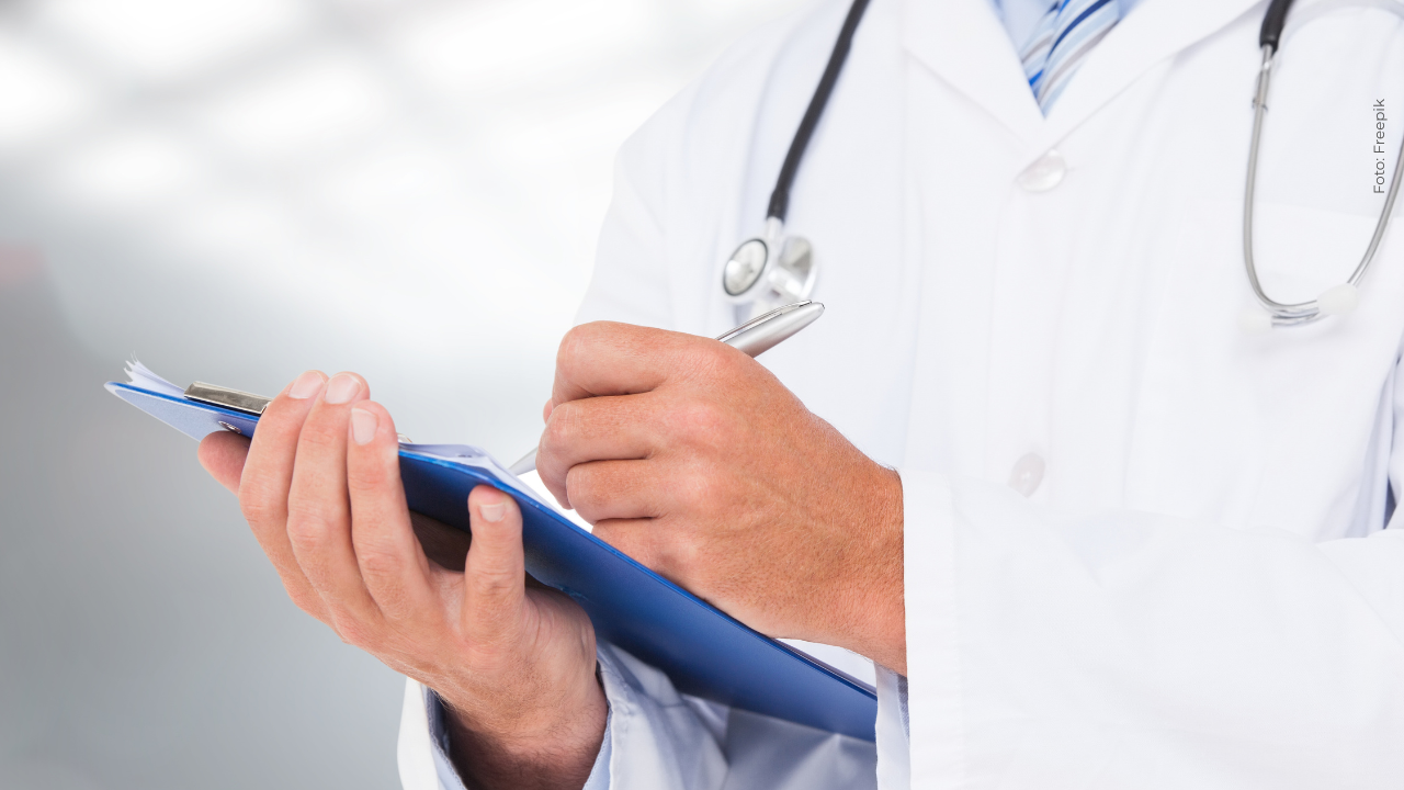 Natalia Jiménez sorprendió a sus fans al aparecer hospitalizada, pero aseguró que se encuentra estable y con buen ánimo.