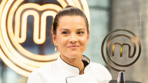 Nela González sufre percance en restaurante.