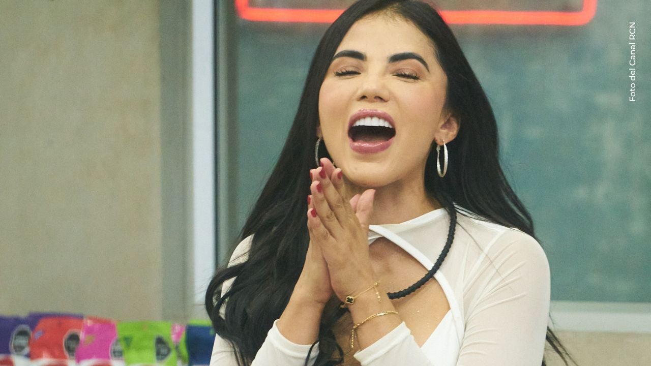 Karina García muestra los lujosos zapatos que llevará en el Stream Fighters 4