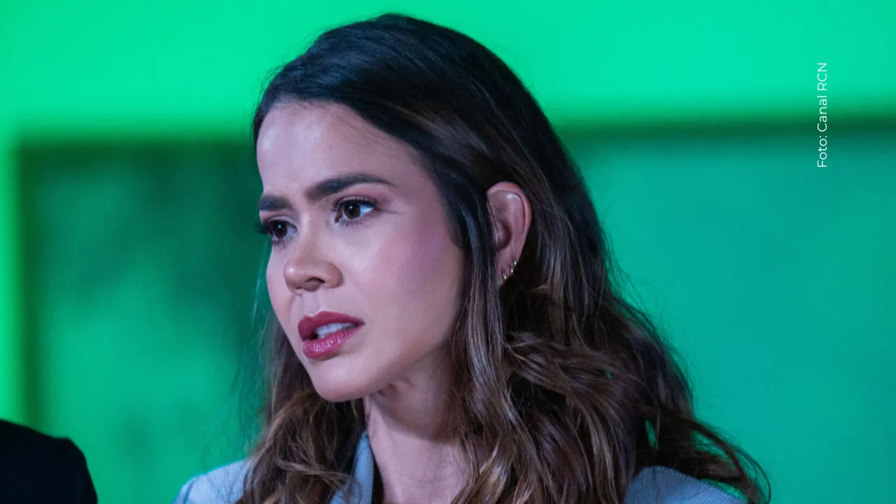 Laura de León sorprende al cantar con despecho