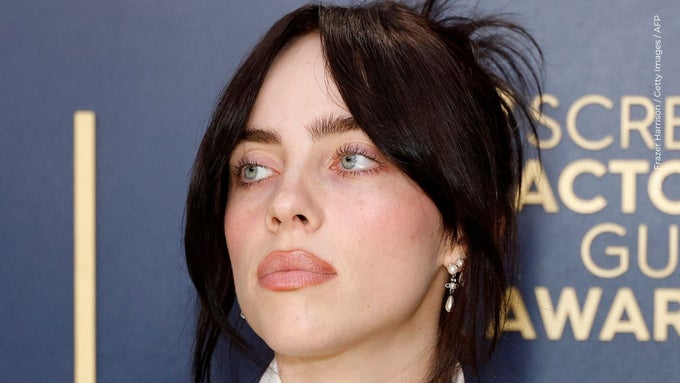 Un fan provoca caída de Billie Eilish