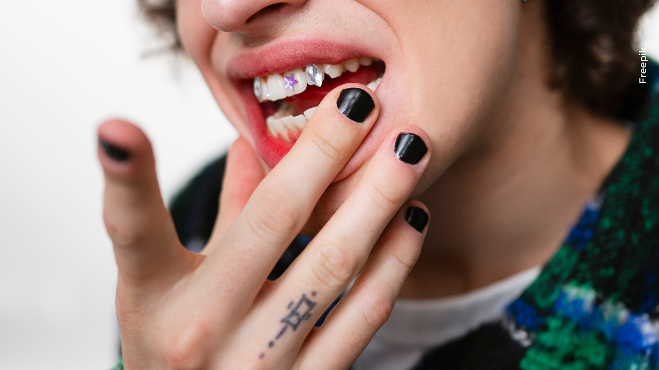 Tatuajes en los dientes como tendencia en China Tatuajes en los dientes