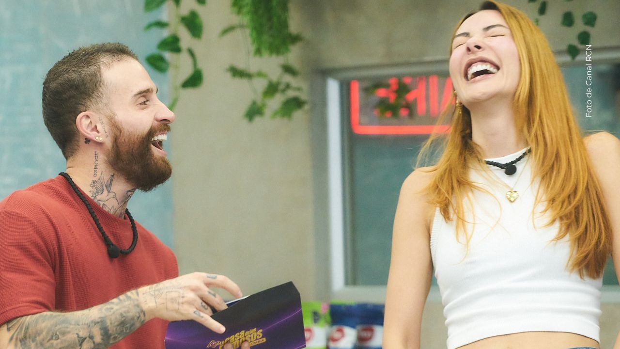 Norma Nivia y Mateo muestran a su mascota. 