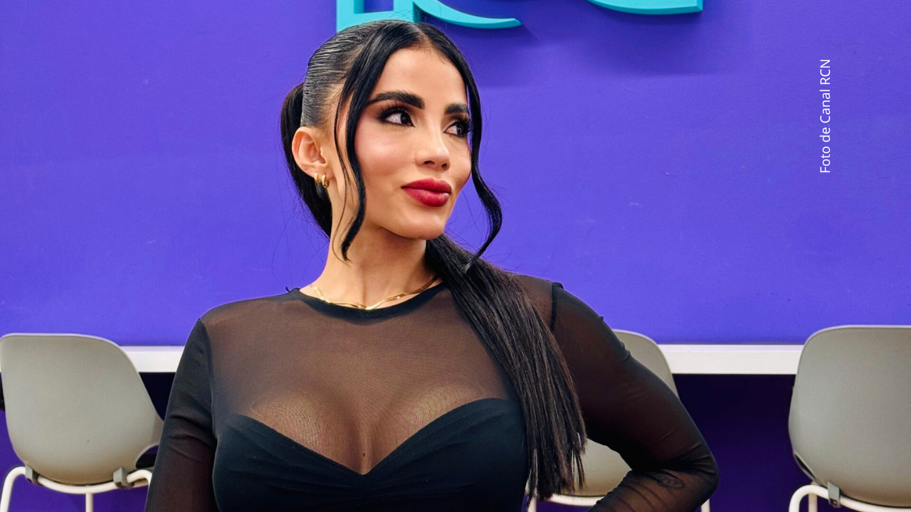 Karina García posa a la cámara durante su visita al Canal RCN.