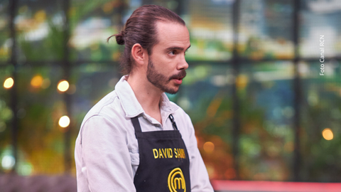 David Sanín se despidió de MasterChef Celebrity tras un reto de eliminación lleno de tensión y sabor.