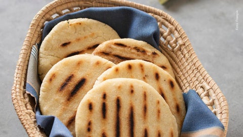 Colombiano se volvió viral por su curiosa preparación de arepas en Canadá