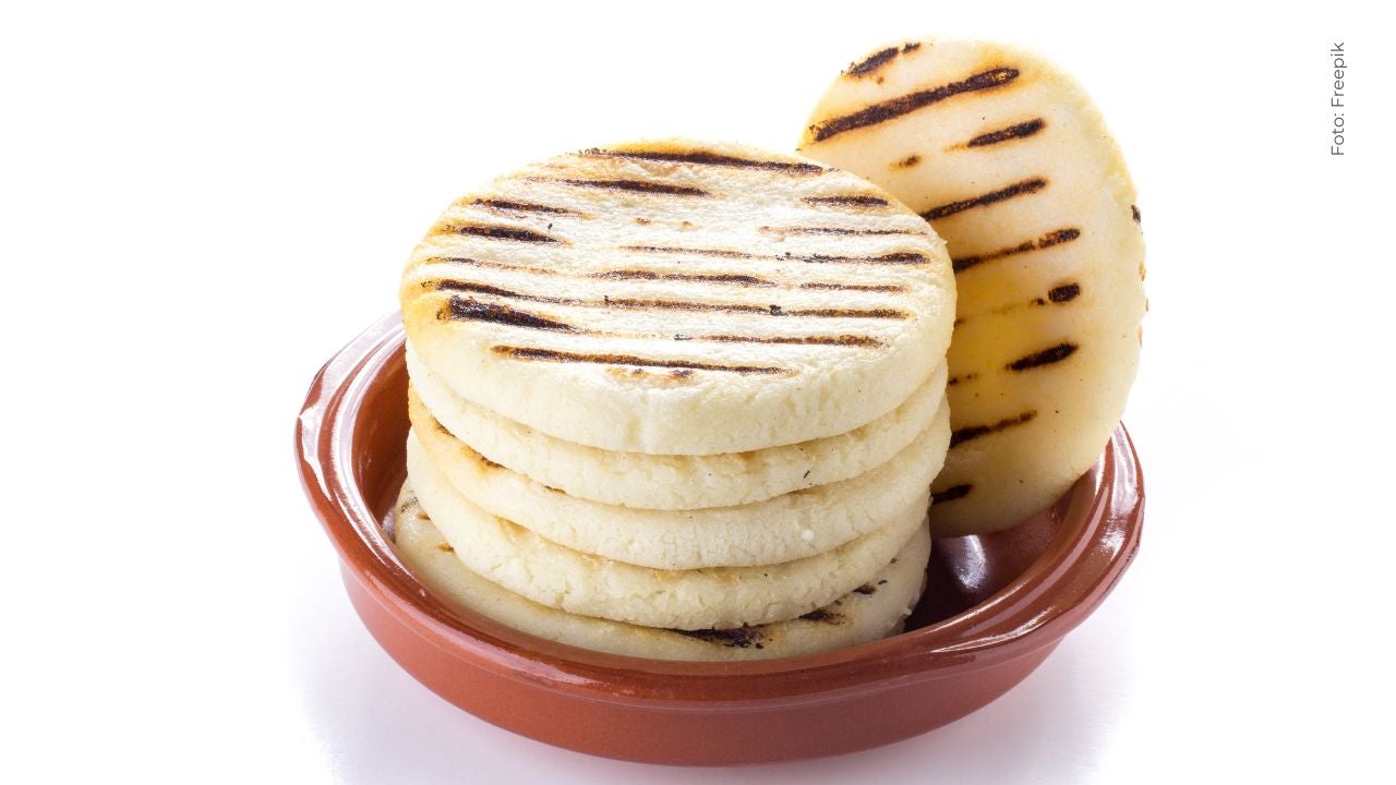 Colombiano se volvió viral por su curiosa preparación de arepas en Canadá