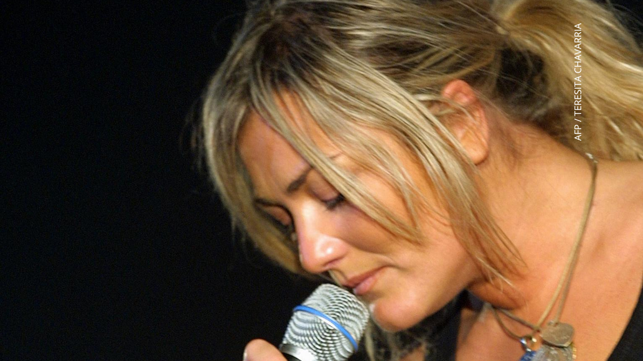 Amaia Montero del grupo "La Oreja de Van Gogh" canta en el Centro de Convenciones ATLAPA, el 18 de julio de 2004, en la Ciudad de Panamá.