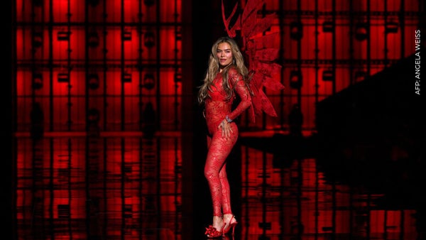 La emotiva reacción de Karol G tras su desfile y presentación en el Victoria's Secret Fashion Show La emotiva reacción de Karol G tras su desfile y presentación en el Victoria's Secret Fashion Show