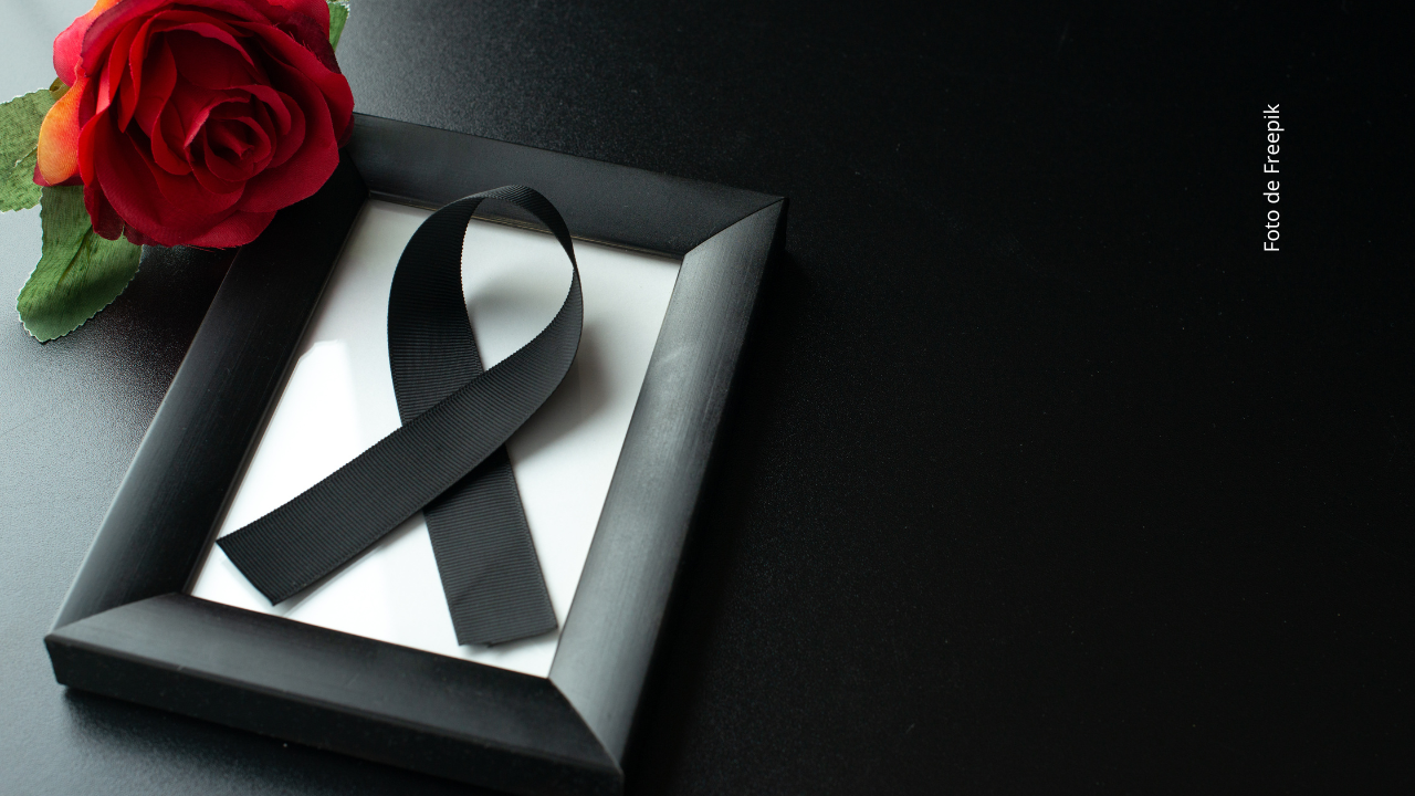 Hermana de Baby Demoni rompió el silencio tras su fallecimiento Cinta de luto junto a un marco y una rosa.