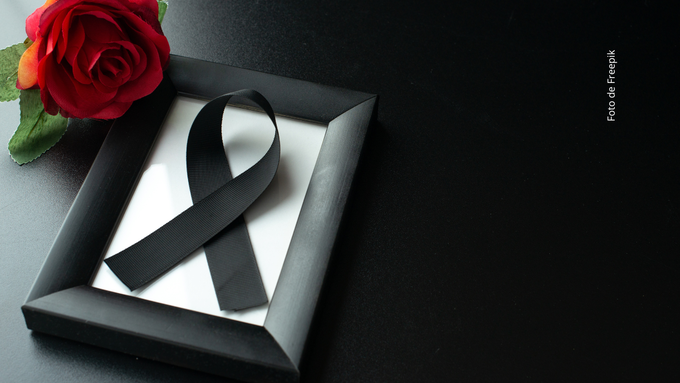 Hermana de Baby Demoni rompió el silencio tras su fallecimiento Cinta de luto junto a un marco y una rosa.
