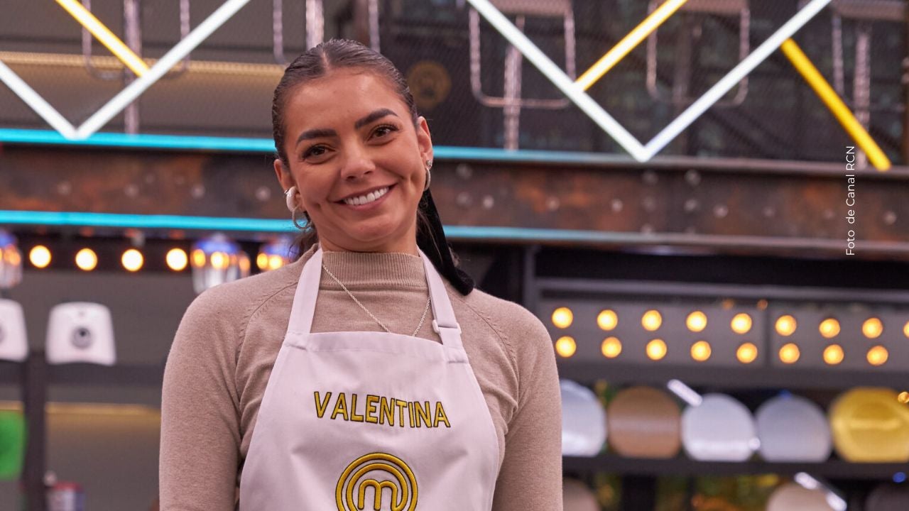 Valentina Taguado huele a sus invitados.
