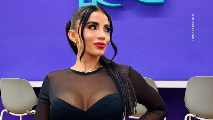 Karina García celebró ser tendencia en redes sociales Karina García posa a la cámara mientras asiste a una entrevista en el Canal RCN.