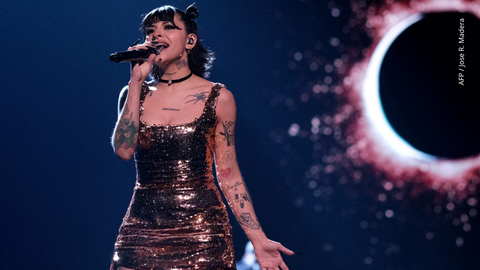 Cazzu se presenta en el escenario de Premios Juventud 2022 en el Coliseo de Puerto Rico José Miguel Agrelot.