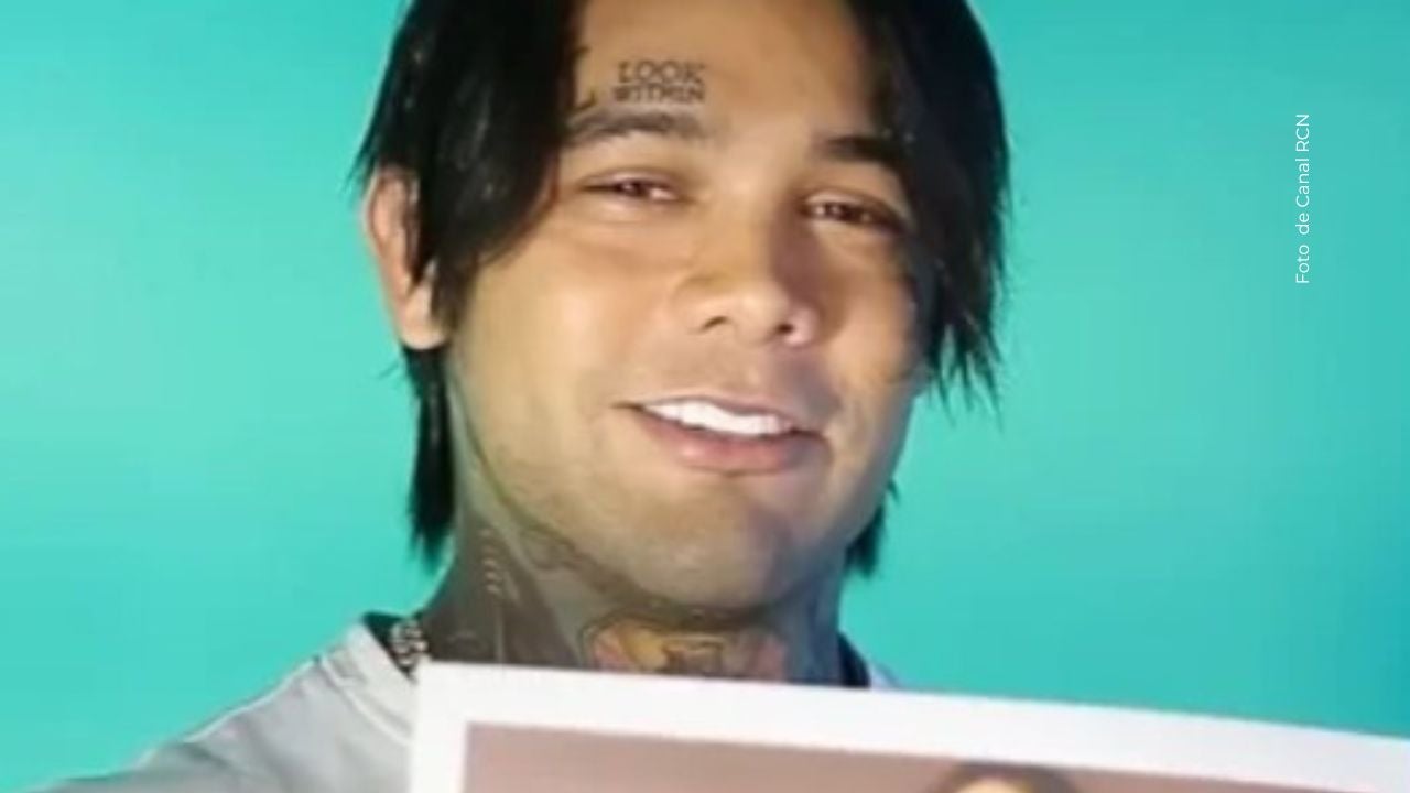 Yeferson Cossio sorprende a su novia con un tierno cachorro.