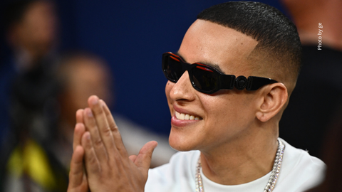 Daddy Yankee asiste a un partido amistoso de fútbol de pretemporada entre el Arsenal FC y el FC Barcelona.