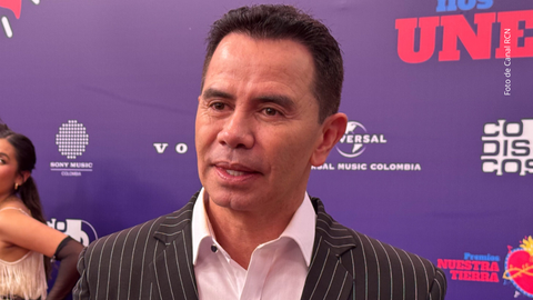 Jhonny Rivera asiste a los Premios Nuestra Tierra.