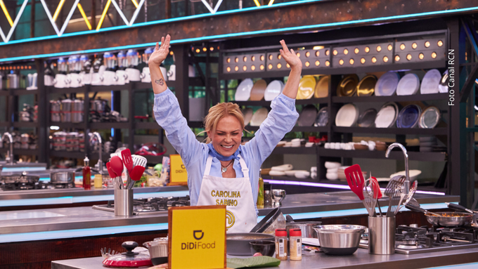 ¡Carolina Sabino lo hizo otra vez! Su talento, precisión y ventaja de tiempo la llevaron directo al Top 9 de MasterChef Celebrity 2025. ¡Carolina Sabino lo hizo otra vez! Su talento, precisión y ventaja de tiempo la llevaron directo al Top 9 de MasterChef Celebrity 2025.